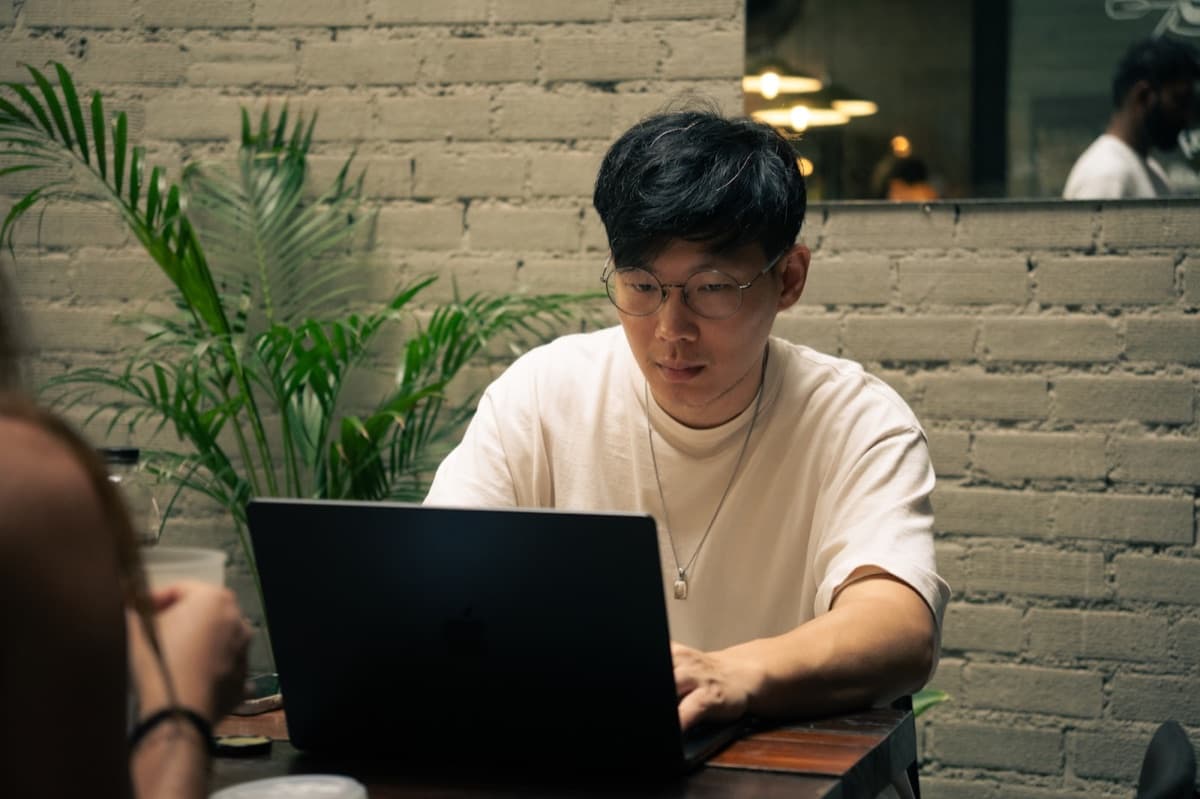 Twórca biznesowy pracujący przy laptopie