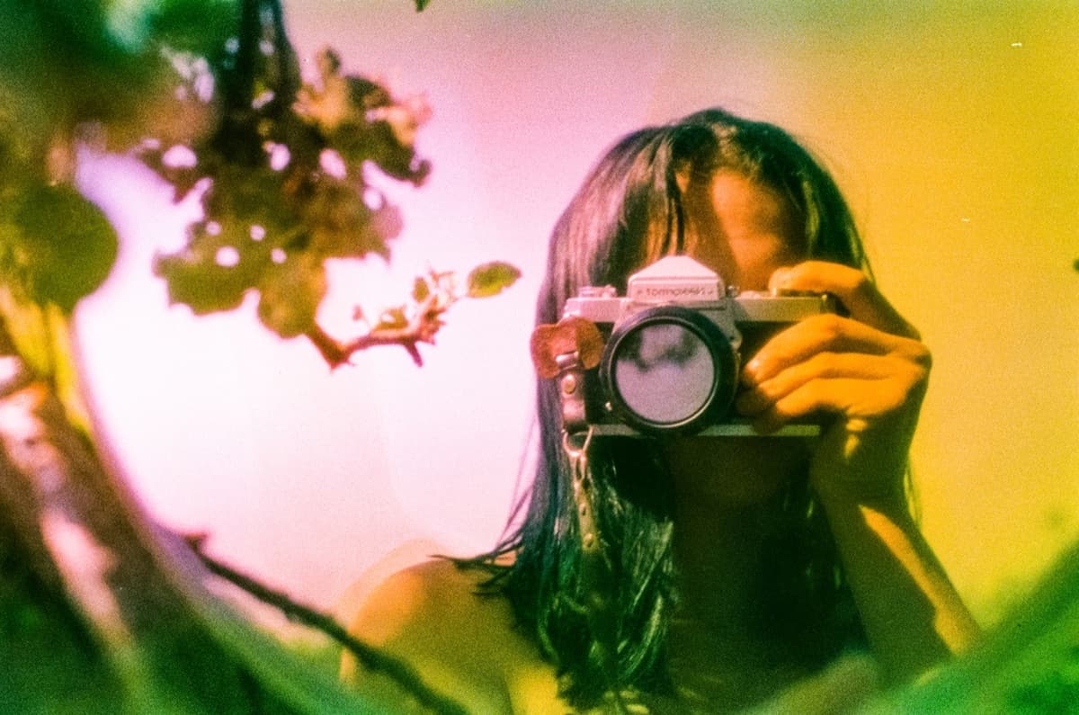Twórczyni lifestyle fotografująca aparatem analogowym